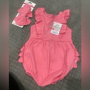 Ruffle Butts outfit and bow set